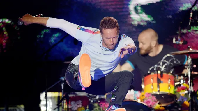 [Bintang] Coldplay Nyanyi Lagu Oasis, One Love Manchester Karaoke Masal