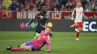 Striker Real Madrid, Vinicius Junior mencetak gol pertama timnya ke gawang Bayern Munchen pada laga leg pertama semifinal Liga Champions 2023/2024 di Allianz Arena, Munich, Selasa (30/4/2024). (dpa via AP Photo/Sven Hoppe)