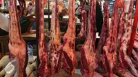 Sejumlah daging sapi yang siap dijual di Pasar Senen, Jakarta, Jumat (5/8). Pemerintah mencabut ketentuan kewajiban importir daging untuk menyerap daging lokal sebanyak tiga persen dari total kuota impor yang diperoleh. (Liputan6.com/Angga Yuniar)