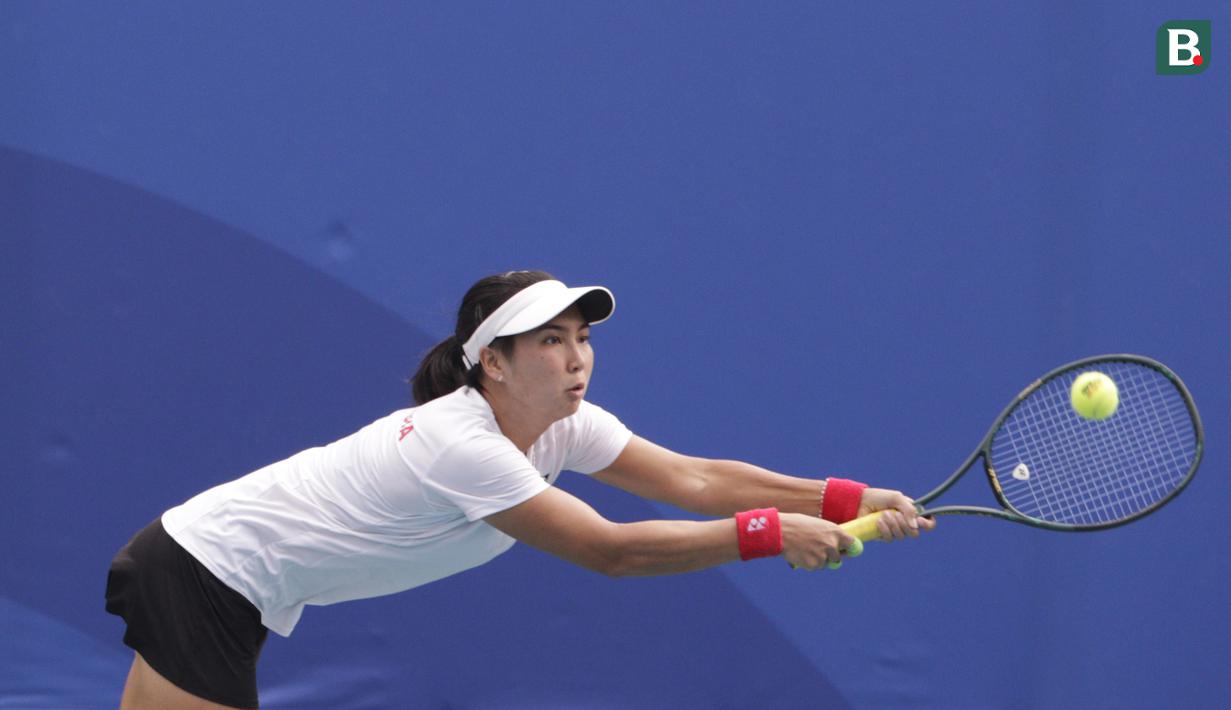 Ganda campuran, Aldila Sutjiadi, mengembalikan bola saat melawan wakil Thailand pada laga final SEA Games 2019 di Rizal Memorial Sports Complex, Sabtu (7/12). Indonesia menang dengan skor 4-6, 6-4 dan 10-8. (Bola.com/M Iqbal Ichsan)