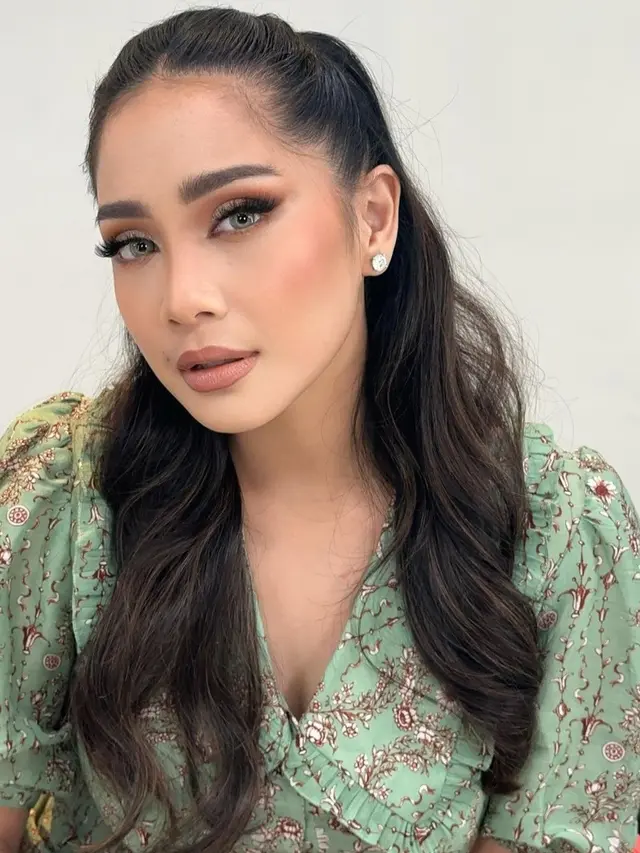 Potret Nagita Slavina dengan makeup bold disebut mirip Tasya Farasya