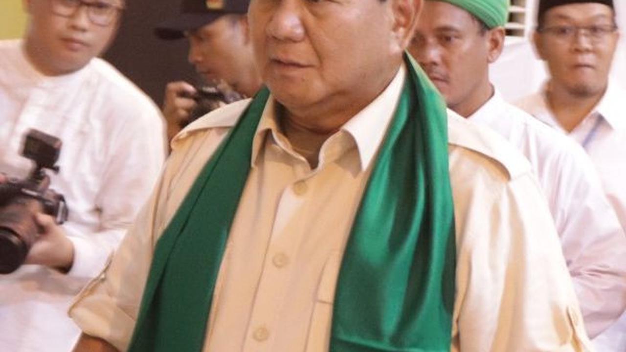 Kehadiran Prabowo disambut ribuan masyarakat dan jemaah anggota JSI yang sudah memenuhi halaman pesantren IGM Gandus Palembang sejak pagi hari.<br>
