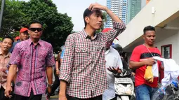 Di bawah terik matahari, Capres no urut 2 Joko Widodo menyempatkan blusukan mengelilingi sebuah pusat perbelanjaan di Depok Jawa Barat, (4/7/2014). (Liputan6.com/Andrian M Tunay)