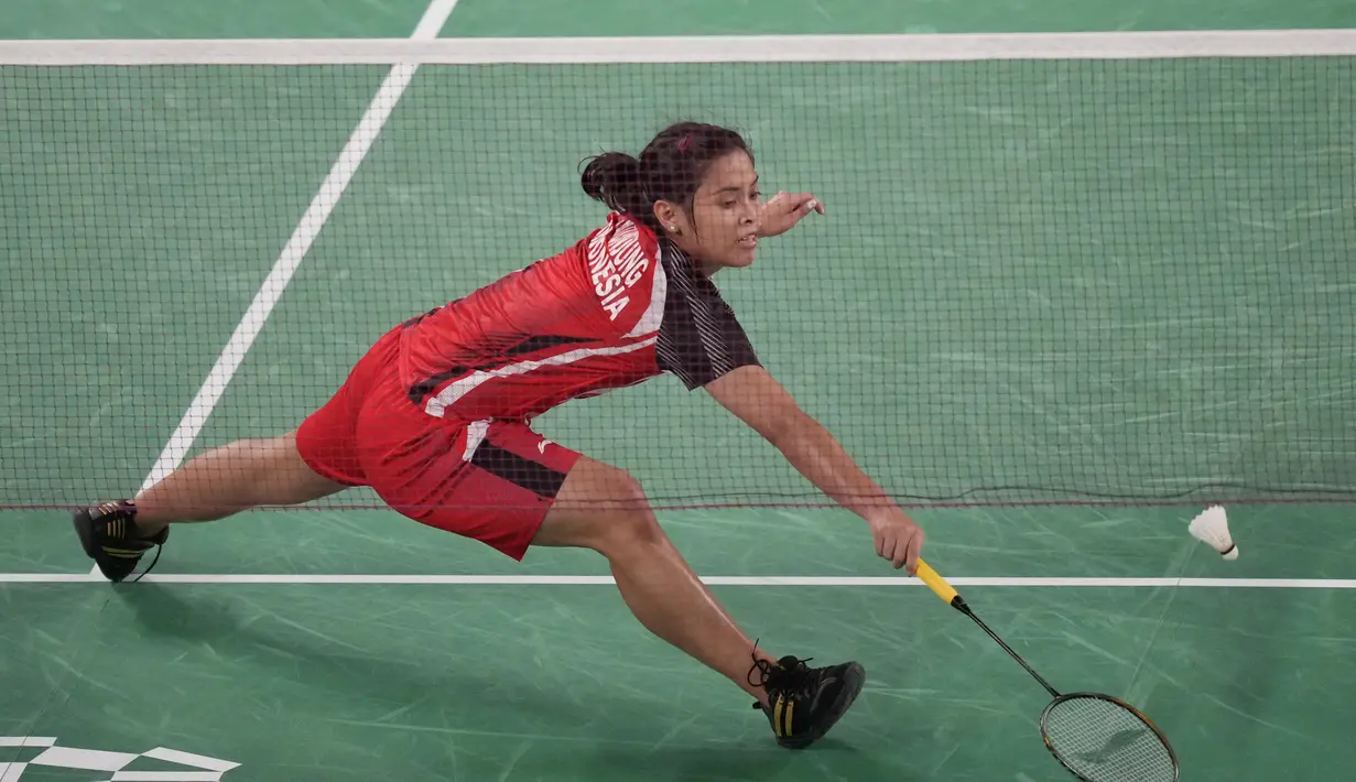 Tunggal putri Indonesia, Gregoria Mariska Tunjung mengembalikan bola pukulan Ratchanok Intanon dari Thailand pada pertandingan bulu tangkis tunggal putri babak 16 besar Olimpiade Musim Panas 2020 di Tokyo, Kamis (29/7/2021). Mariska kalah dari Ratchanok 12-21 dan 19-21. (AP Photo/Dita Alangkara)