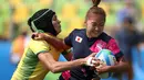 Pemain Rugby dari Brasil, Beatriz Futuro berusaha merebut bola dari tangan pemain Jepang, Marie Yamaguchi, di Stadion Deodoro - Rio de Janeiro, Brasil, Minggu (7/8). (REUTERS/Alessandro Bianchi) 
