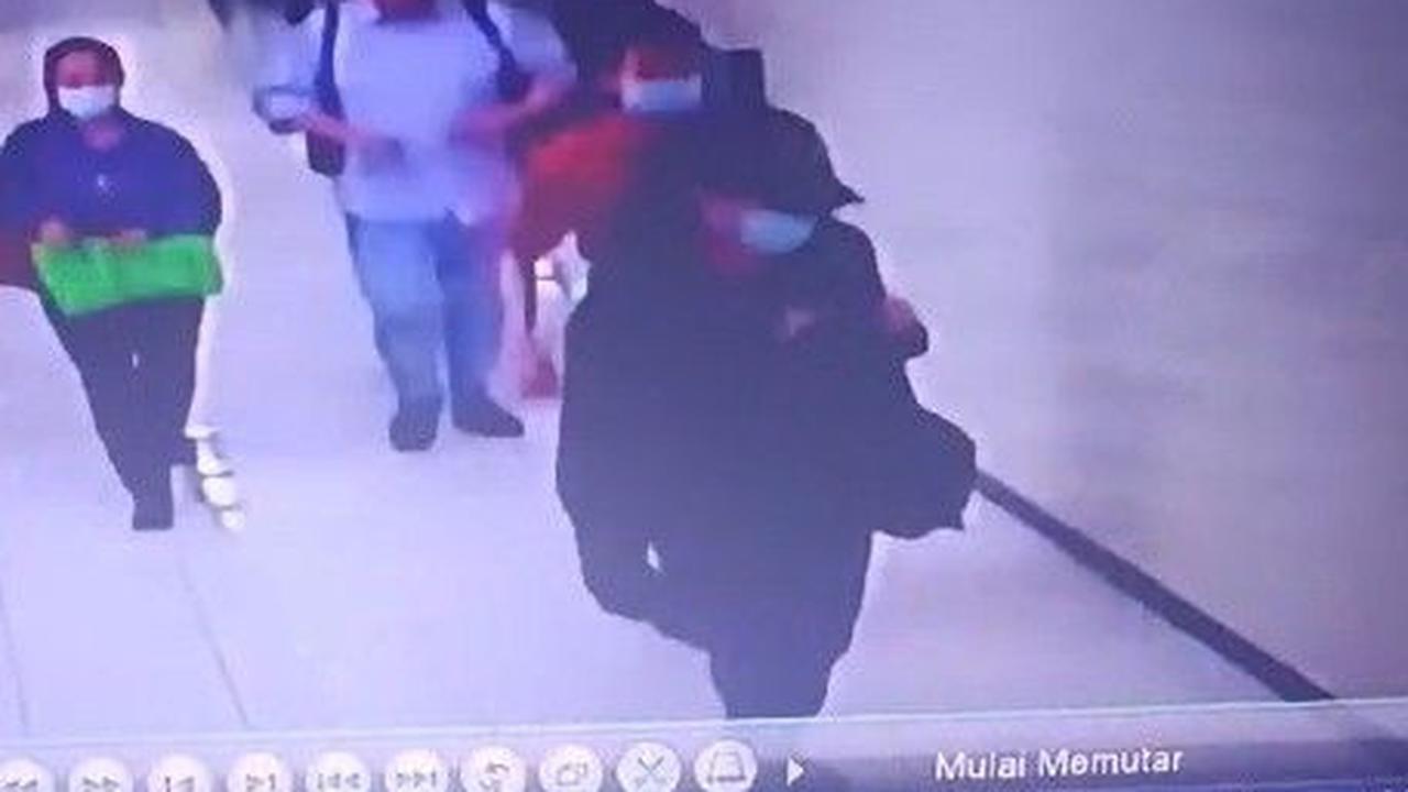 Sebelumnya melompat bersama-sama dari lantai 22 apartemen pada Sabtu (9/3/2024) mereka tampak berjalan menuju sebuah ruangan.&nbsp;