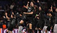 Gelandang Portugal Paris Saint-Germain bernomor punggung 17, Vitinha, dan rekan-rekan setimnya merayakan kemenangan tim mereka di akhir pertandingan leg pertama babak 16 besar Liga Champions UEFA antara Paris Saint-Germain (PSG) dan Chelsea di stadion Parc des Princes di Paris pada 12 Maret 2026. (FRANCK FIFE/AFP)