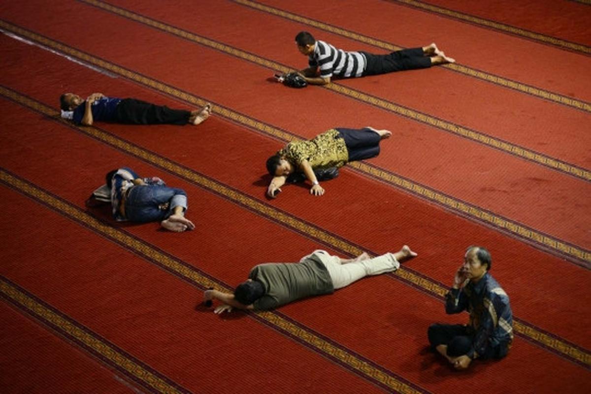 Ratusan jemaah tertidur usai Jumatan di Masjid Istiqlal