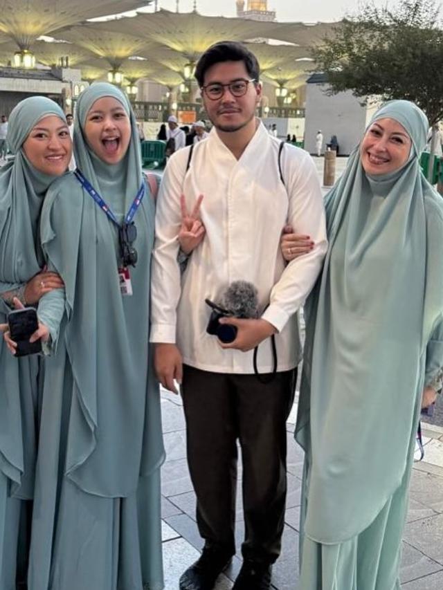 Momen Annisa Trihapsari Umrah Bareng Anak dan Menantu