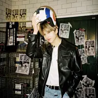 Salah satu member NCT dan NCT Dream, Jisung kerap tampil stylish dalam balutan padu padan outer yang simple nan stylish. Berikut beberapa potret tampilannya yang bisa dijadikan inspirasi.  (Instagram/nct_dream).