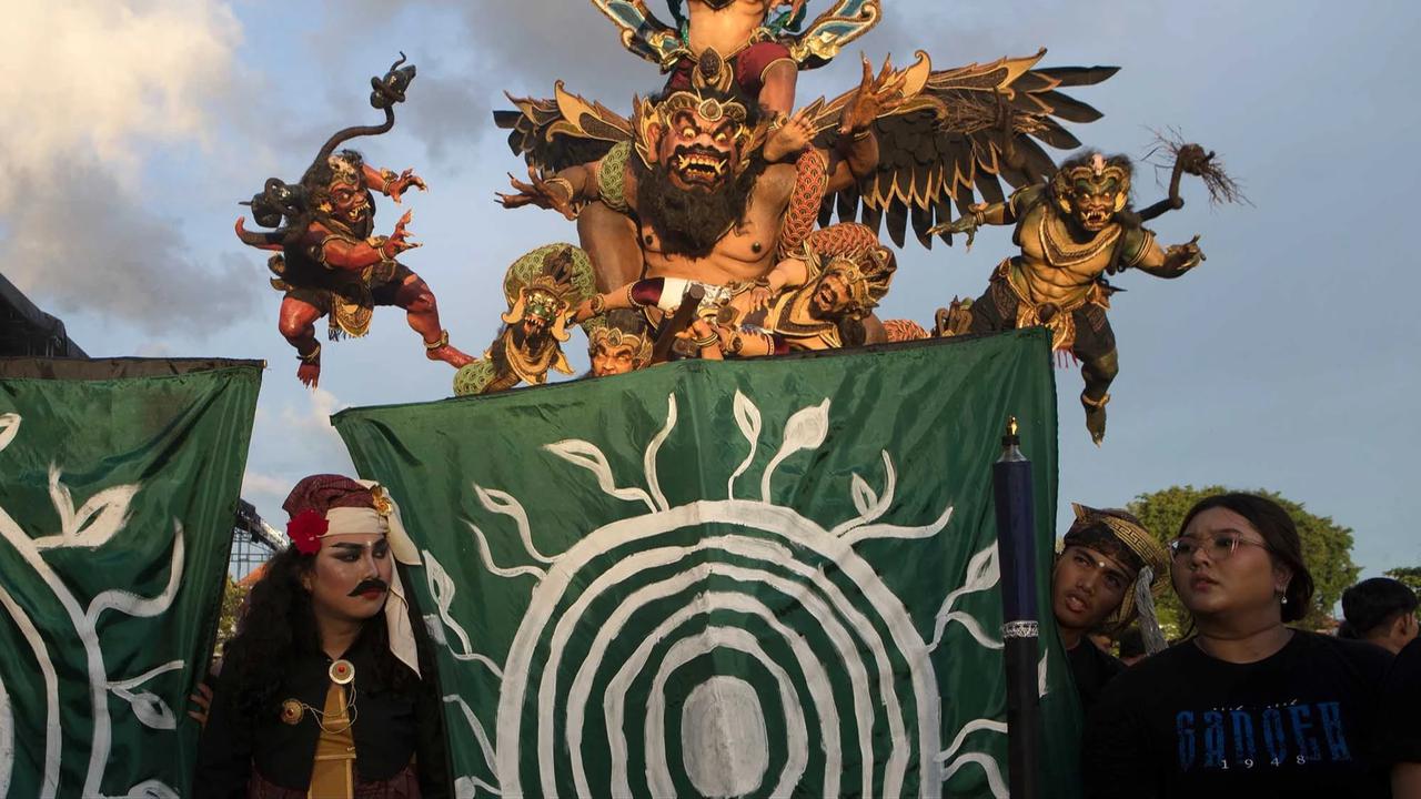 FOTO: Pawai Ogoh Ogoh Semarakkan Malam Pengerupukan di Denpasar