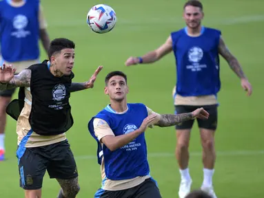 Gelandang Argentina Enzo Fernandez (Kiri) menyundul bola di samping bek Argentina Lucas Martínez Quarta (tengah) saat mereka mengikuti sesi Latihan sehari sebelum perempat final Copa America 2024 di Stadion Shell Energy di Houston, Texas, Rabu (3/7/2024). (JUAN MABROMATA / AFP)
