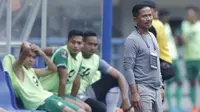 Pelatih PSMS, Djadjang Nurdjaman, memberikan arahan kepada anak asuhnya saat pertandingan melawan Sriwijaya FC pada laga Piala Presiden di Stadion GBLA, Bandung, Jumat (26/1/2018). Sriwijaya FC menang 2-0 atas PSMS. (Bola.com/M Iqbal Ichsan)