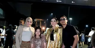 Ashanty dan anak-anaknya jadi Gucci gang saat hadiri acara fan meeting Lisa BLACKPINK di Jakarta. Mulai dari Aurel Hermansyah, Azriel, dan Arsy. [@queenarsy]