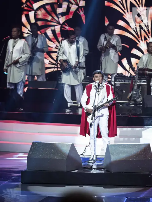 Penampilan Rhoma Irama bersama Soneta dalam malam puncak Puteri Muslimah Asia 2018 di Jakarta, Senin (7/5). Rhoma Irama membawakan lagu berjudul ‘Modern’ dan ‘Kerudung Putih'. (Liputan6.com/Faizal Fanani)