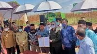 Wakil Menteri Pertanian Harvick Hasnul Qolbi melakukan kunjungan sekaligus panen jagung di desa Agrowisata di Kota Pekanbaru, Riau.