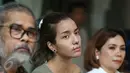 Sheila Marcia dan Ketua Komnas Anak, Arist Merdeka Sirait, memberikan keterangan pers di Jakarta, Selasa (5/4). Sheila meminta perlindungan agar ketiga anaknya tak menjadi korban dari kericuhan rumah tangga. (Liputan6.com/Herman Zakharia)