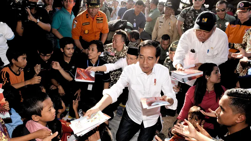 Ditemani TGB, Jokowi Bagi-Bagi Buku untuk Korban Gempa Lombok