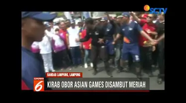 Ribuan warga dan pejabat negara ikut hadir di torch relay atau kirab obor Asian Games 2018 di Bandar Lampung, Lampung.