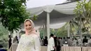 Dress bersiluet duyung warna putih beri kesan anggun pada penampilan Dine Mutiara.  [Foto: IG/dine.pearl].
