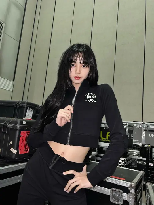 Di sini Lisa tampil mengenakan cropped jacket dengan sweat pants hitam yang serasi. Foto: Instagram.