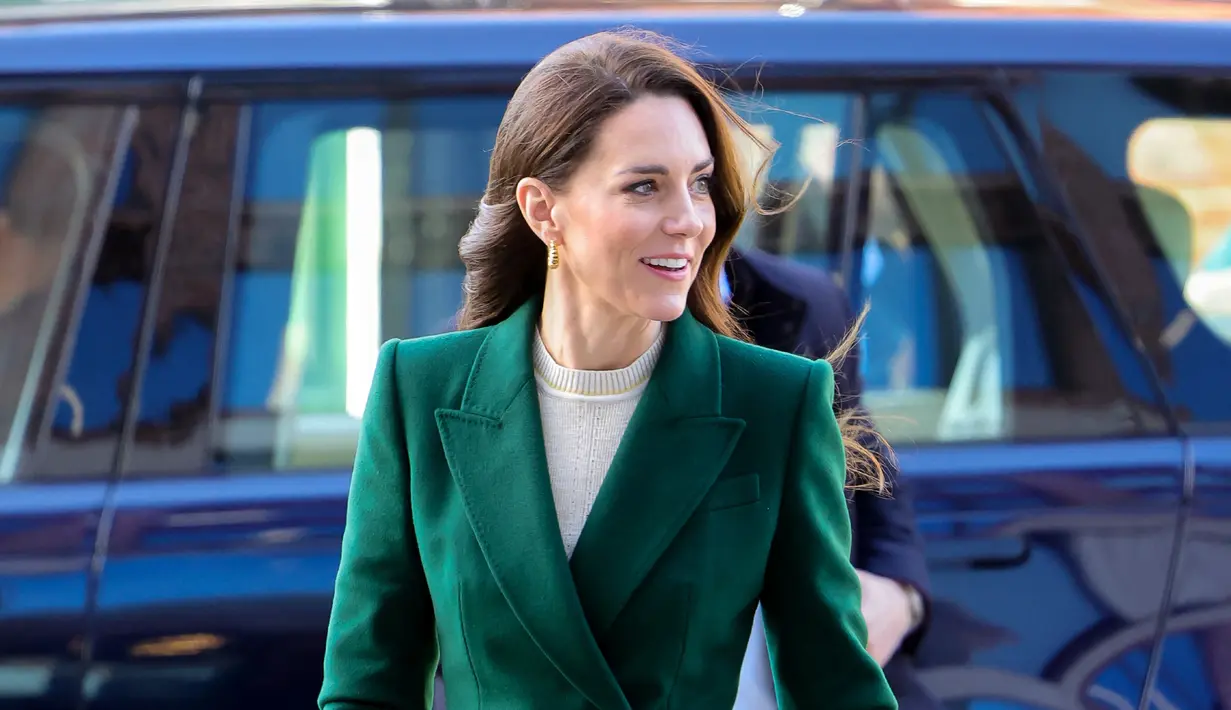 <p>Princess of Wales, Kate Middleton dari Inggris tiba untuk mengunjungi University of Leeds di Leeds, Inggris utara, pada 31 Januari 2023. Kate tampil anggun dengan memadukan mantel zamrud Alexander McQueen dan gaun krim Victoria Beckham dengan sepatu bot setinggi lutut berwarna coklat. (AFP/Pool/Chris Jackson)</p>