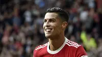 Penyerang Manchester United, Cristiano Ronaldo melakukan selebrasi usai mencetak gol pembuka timnya ke gawang Newcastle United pada pertandingan Liga Inggris di stadion Old Trafford, Sabtu (11/9/2021). Ronaldo mencetak dua gol dan mengantar MU menang atas Newcastle 4-1. (AP Photo/Rui Vieira)