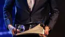 Penyerang Arsenal, Olivier Giroud meraih penghargaan Puskas Award 2017 pada malam penghargaan FIFA di London, Senin (23/10). Gol tendangan kalajengking dicetak Giroud saat Arsenal bertemu Crystal Palace di Liga Primer Inggris.  (AP/Alastair Grant)