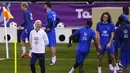 Pelatih Prancis, Didier Deschamps tersenyum saat sesi latihan di stadion Jassim Bin Hamad di Doha, Qatar, Jumat (16/12/2022). Prancis akan melawan Argentina pada pertandingan final Piala Dunia 2022 di Lusail Iconic Stadium, Minggu (18/12/2022). (AP Photo/Petr David Josek)