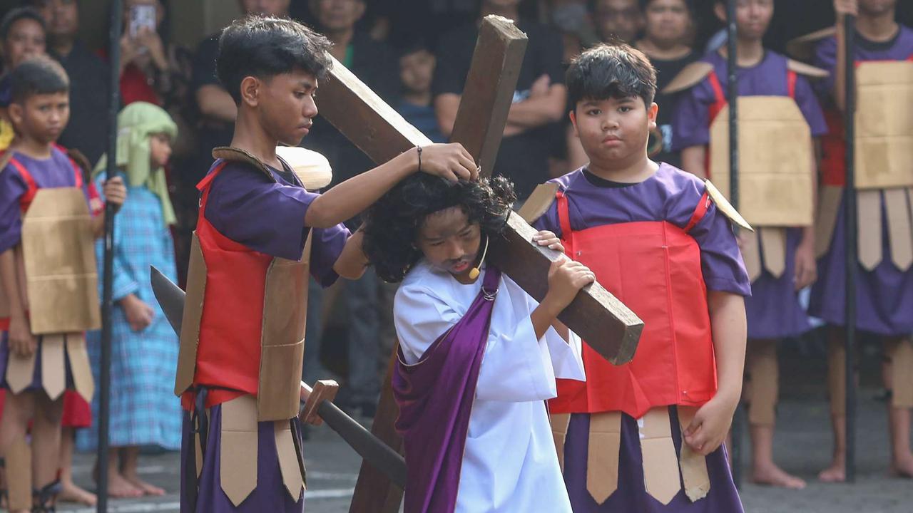 Anak-anak tampilkan drama penyaliban Yesus Kristus saat peringati Jumat Agung