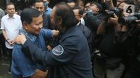Ketua Umum Partai Gerindra Prabowo Subianto dan Ketua Umum Partai NasDem Surya Paloh berpelukan seusai melakukan pertemuan di Padepokan Garuda Yaksa, Hambalang, Bogor, Minggu (5/3/2023). Pertemuan kurang lebih dua jam itu sepakat untuk menjaga dinamika politik yang terus meningkat, sehingga diharapkan kondisi politik di Indonesia dapat tetap stabil dan kondusif. (merdeka.com/Arie Basuki)