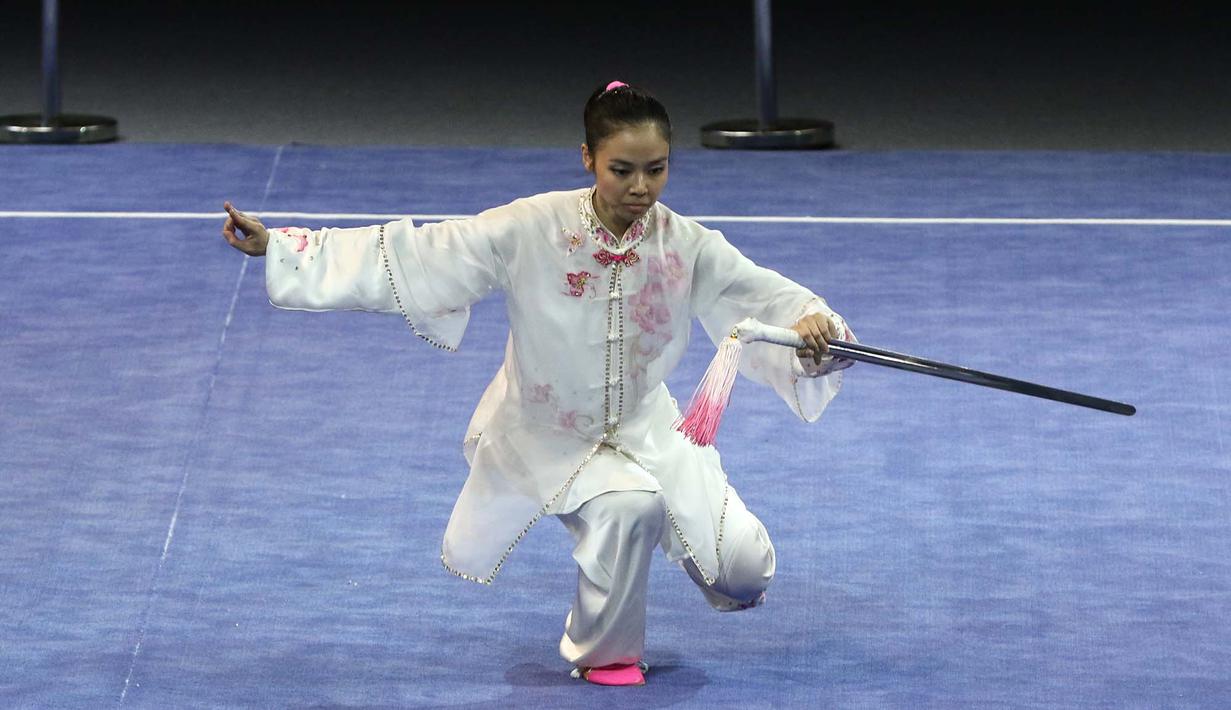 Lindswell Kwok saat beraksi di nomor taijijian. (Bola.com/Arief Bagus)