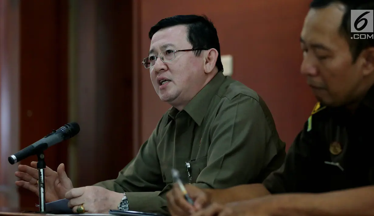 Kepala Pusat Penerangan Hukum Kejaksaan Agung, Muhammad Rum memberikan keterangan pers di Kejaksaan Agung, Jakarta, Kamis (3/8). Rum menyerahkan sepenuhnya kepada KPK atas kasus yang membelenggu Kajari Pamekasan itu. (Liputan6.com/Johan Tallo)