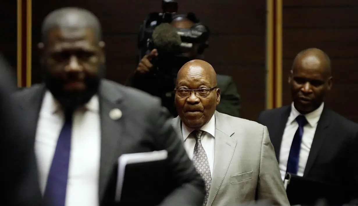 Mantan Presiden Afrika Selatan Jacob Zuma tiba menghadiri persidangan kasus korupsi di Pengadilan Tinggi di Pietermaritzburg (23/5/2019). Zuma (77) dituduh menerima suap dari perusahaan pertahanan Prancis Thales selama masa jabatannya. (AFP Photo/Themba Hadebe)