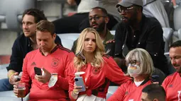 Nina Weiss (tengah), istri penjaga gawang Jerman Manuel Neuer, mengambil tempat duduknya menjelang pertandingan sepak bola Grup F UEFA EURO 2020 antara Prancis dan Jerman di Allianz Arena di Munich pada 15 Juni 2021. (AFP/Pool/Matthias Hangst)