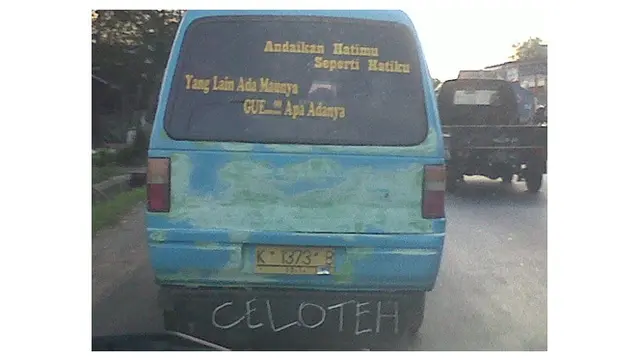 Tulisan Kocak Dibelakang Angkot Ini Bikin Gagal Fokus