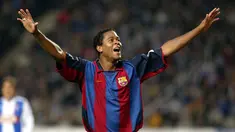 Gol spektakuler legenda Barcelona, Patrick Kluivert lewat tendangan lob dari jarak jauh dalam pertandingan amal Barcelona Legends melawan Uganda All Stars.