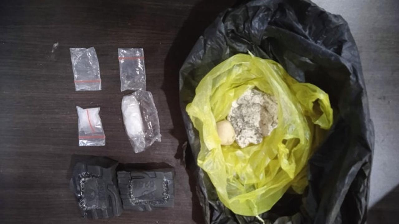 Barang bukti narkotika jenis sabu yang diselipkan ke sendal untuk dimasukkan ke Rutan Siak.