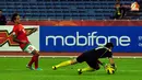 Pemain depan Timnas Indonesia, Irfan Bachdim berhadapan dengan kiper Laos Sengphachan Bounthisanh dalam laga Piala AFF Suzuki 2012, di Stadion Bukit Jalil, Kuala Lumpur, Malaysia. Kamis, 25/11/2012. Pertandingan Berakhir seri 2-2.