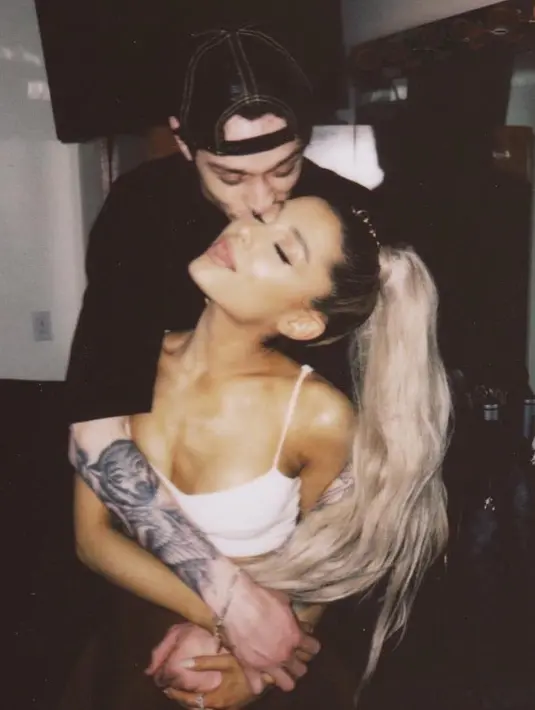 Dilansir dari HollywoodLife, para temannya tahun dengan pasti bahwa keduanya benar-benar tengah terbuai cinta. (instagram/arianagrande)
