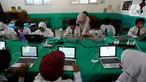 Sejumlah siswa SDN Pondok Petir 01 mengikuti Asesmen Nasional Berbasis Komputer (ANBK) di Depok, Jawa Barat, Selasa (4/10/2022). Dinas Pendidikan Kota Depok Bidang Pembinaan SD mensosialisasikan ANBK. (merdeka.com/Arie Basuki)