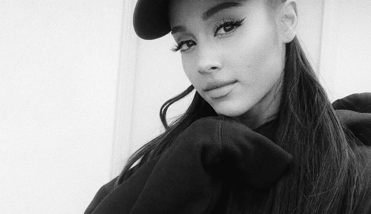 Seorang netizen pun mengungkapkan kekecewaan atas keputusan Ariana yang masih bersama dengan tunangannya itu. (instagram/arianagrande)
