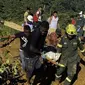 Petugas penyelamat tengah berusaha mengangkut korban tewas akibat tanah longsor di Kolombia. (AFP)