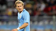 Gaya striker Uruguay Diego Forlan di laga penyisihan Grup A PD 2010 melawan Prancis di Cape Town Stadium, 11 Juni 2010. Skor akhir 0-0. AFP PHOTO / KARIM JAAFAR 