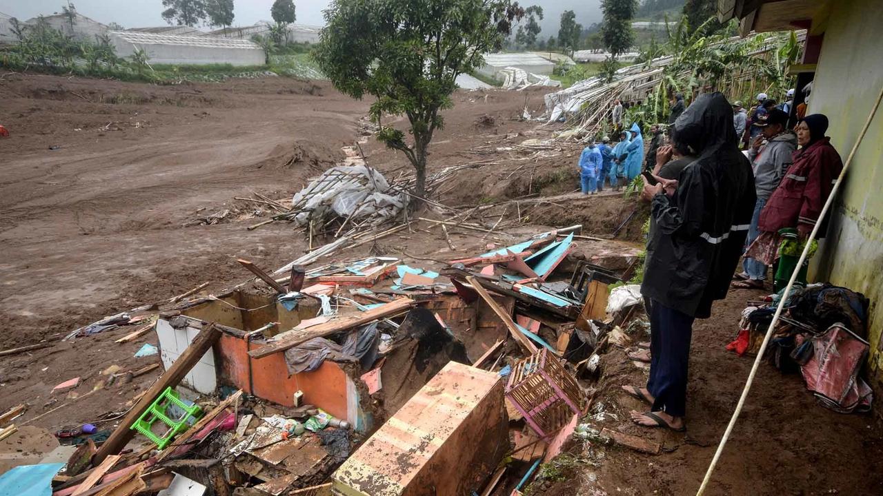 FOTO: Penampakan Longsor Meluluhlantakkan Permukiman di Cisarua Bandung