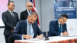 (ki-ka) CEO Britishvolt Orral Nadjari dan Ketua Dewan Pertimbangan KADIN Indonesia / Presdir PT Bakrie & Brothers Anindya Bakrie menandatangani naskah kerjasama (MoU) untuk mempercepat transisi net zero (Net Zero Hub) di Indonesia, Inggris, Rabu (23/3/2022). (Liputan6.com/HO/KADIN)
