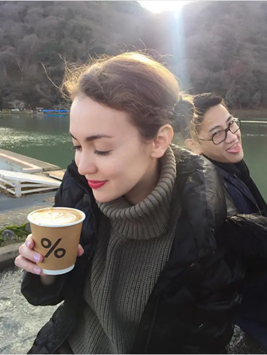 "Ya kita use this time supaya lebih dekat. Kan kalau udah ada baby lebih tanggung jawab dan nggak boleh iseng-iseng lagi. Haha," lanjut Cass tertawa. (Instagram/riantic)