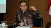 Menteri Pendidikan dan Kebudayaan Anies Baswedan memberi keterangan pers terkait satu tahun kempemimpinannya, Jakarta, (19/10/2015). 