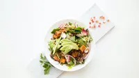 Menggunakan ikan sebagai protein tambahan untuk salad juga baik untuk kesehatan tubuhmu. (Foto: Unsplash.com/Hermes Rivera)