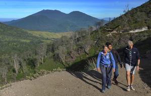 Pengunjung saat mendaki Gunung Ijen di Banyuwangi, Jawa Timur. Kawah Ijen menjadi salah satu destinasi wisata alam yang paling diminati wisatawan, terutama saat libur akhir tahun. Keindahan panorama alamnya yang khas, mulai dari danau kawah berwarna hijau toska hingga fenomena blue fire yang telah dikenal dunia, menjadikan kawasan ini selalu ramai dikunjungi wisatawan domestik maupun mancanegara. (merdeka.com/Arie Basuki)